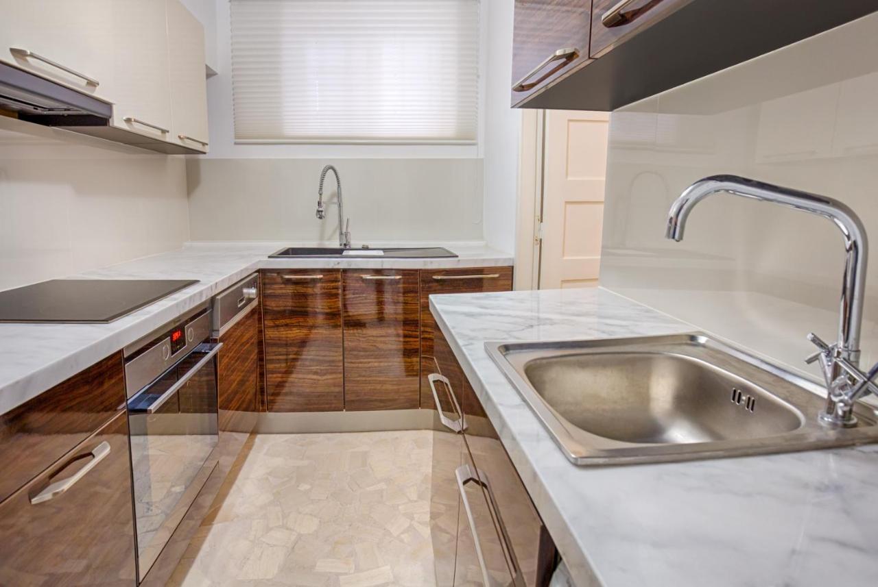 Luxury Living Nisos Vs Rhodes Town *